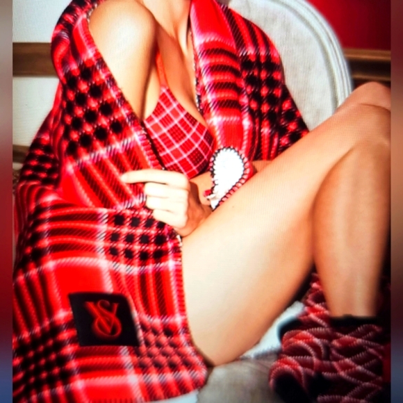 VICTORIA'S SECRET LUXE BLANKET